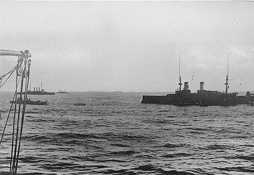 日本海海戦におけるロシア戦艦「ニコライ１世」（降伏旗をかかげている） 　