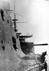 日本海海戦におけるロシア戦艦「アリヨール」。砲撃により大破している。