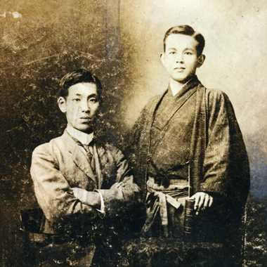 石川啄木（右）。左は親友の言語学者・金田一京助